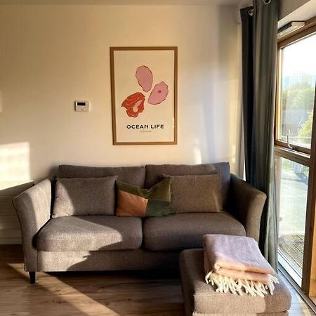 Colourful, Bright And Chic 2 Storey Apartment Манчестър Екстериор снимка