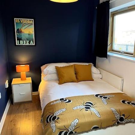 Colourful, Bright And Chic 2 Storey Apartment Манчестър Екстериор снимка